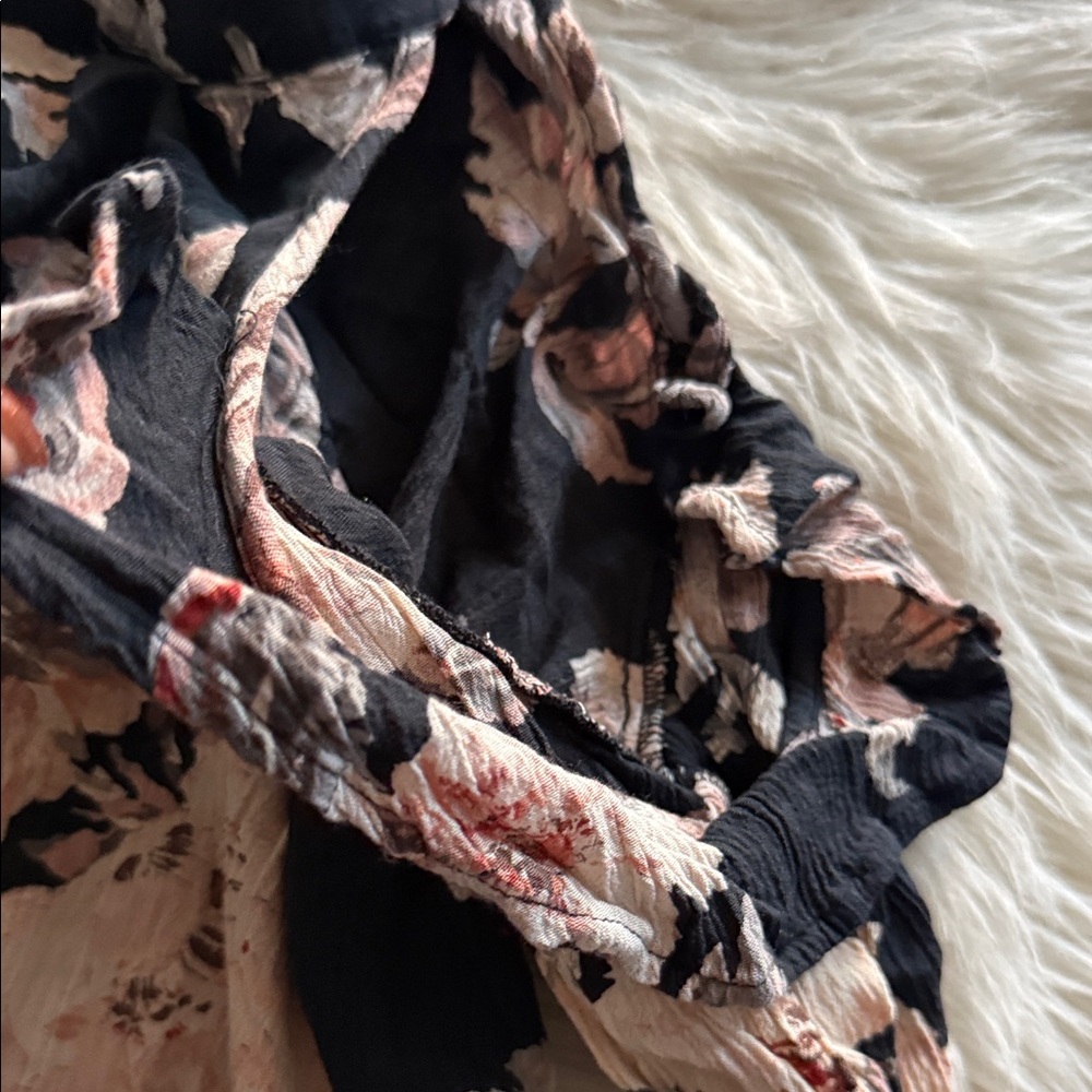 🌸FLORAL RUFFLE COLD SHOULDER BLOUSE🌸 - Picture 4 of 4